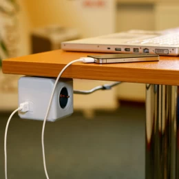ΠΟΛΥΠΡΙΖΟ 4 ΘΕΣΕΩΝ ΛΕΥΚΟ/ΓΚΡΙ ΜΕ USB POWERCUBE (Thumb 4)